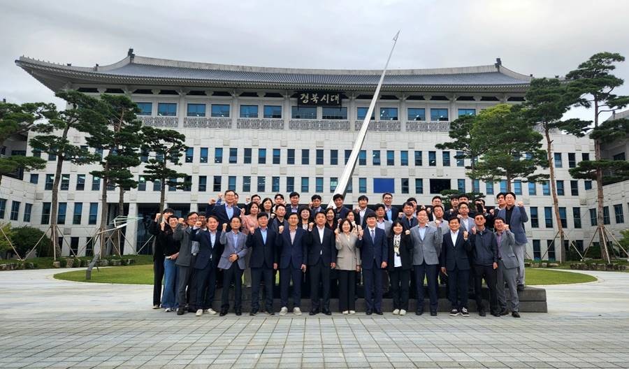 구미시 간부공무원들의 도청 앞 기념촬영/구미시