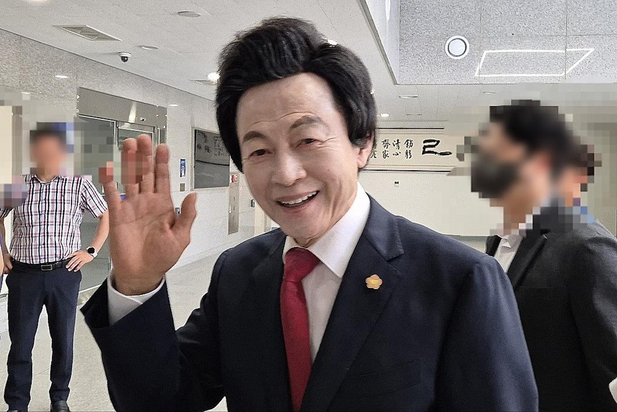 '신도 성추행 혐의'를 받는 허경영 국가혁명당 명예대표가 작년 7월 12일 경찰 조사를 받기 위해 경기북부경찰청에 출석하고 있다. / 뉴스1