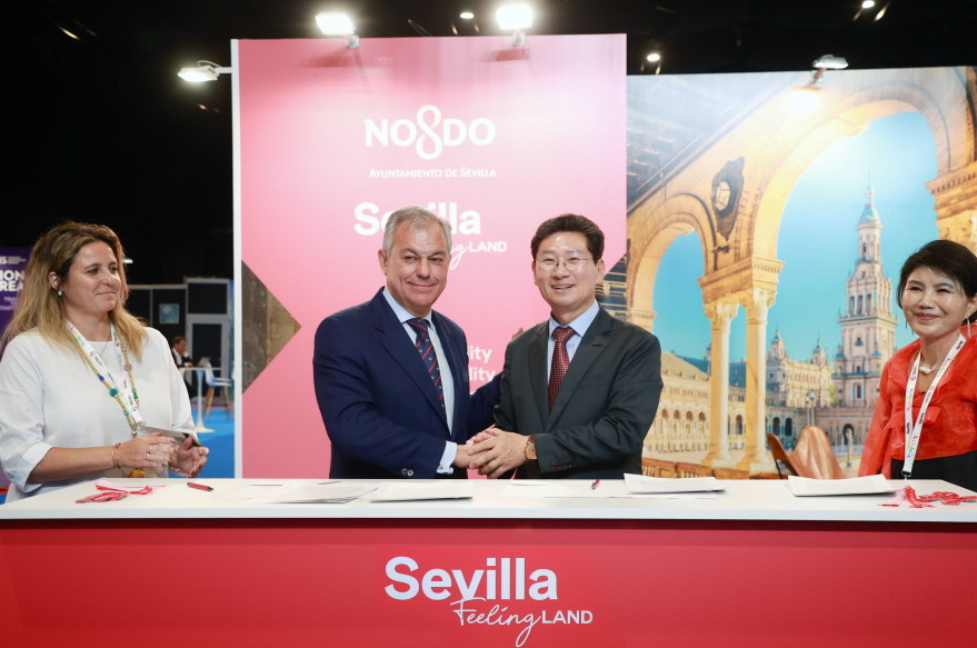 22일(현지 시간) 이상일 시장이 호세 루이스 산스 세비야 시장과 우호 협약 체결 후 악수하고 있다. / 용인특례시