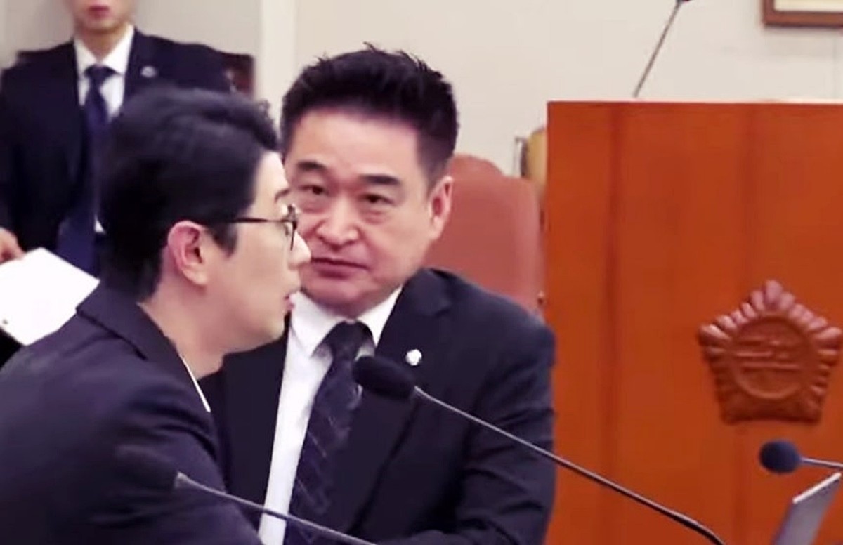 최혁진 무소속 의원이 21일 국회 법사위 국정감사에서 질의하는 주진우 국민의힘 의원을 빤히 쳐다보고 있다. 이 장면은 최근 유튜브 등에서 확산됐다. / 유튜브