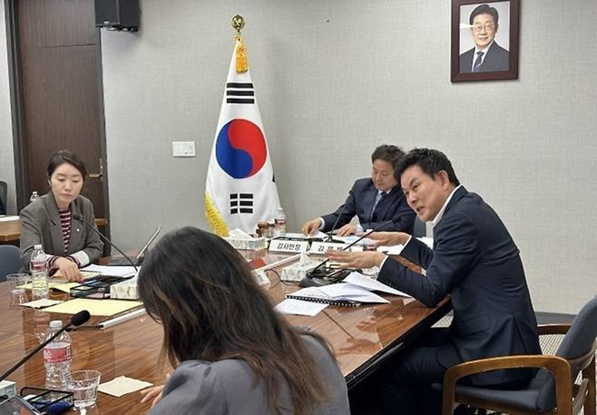 22일(현지 시각) 미국 LA총영사관에서 열린 국회 외교통일위원회의 LA총영사관 국정감사에서 국민의힘 김태호 의원이 질의하고 있다. / 연합뉴스