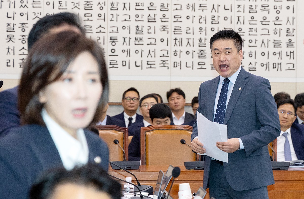 16일 국회에서 열린 법제사법위원회 감사원 등에 대한 국정감사에서 최혁진 무소속 의원이 의사 진행 관련 나경원 의원 등 국민의힘 법사위원들에게 항의하고 있다. / 뉴스1
