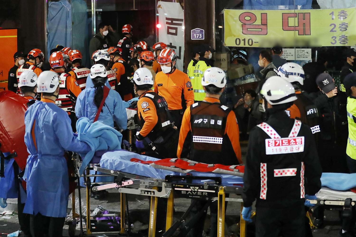 2022년 10월 30일 새벽 서울 용산구 이태원 일대에서 의료진과 구급대원들이 압사 사고 사망자들을 이송하기 위해 대기하고 있다. / 뉴스1 자료사진