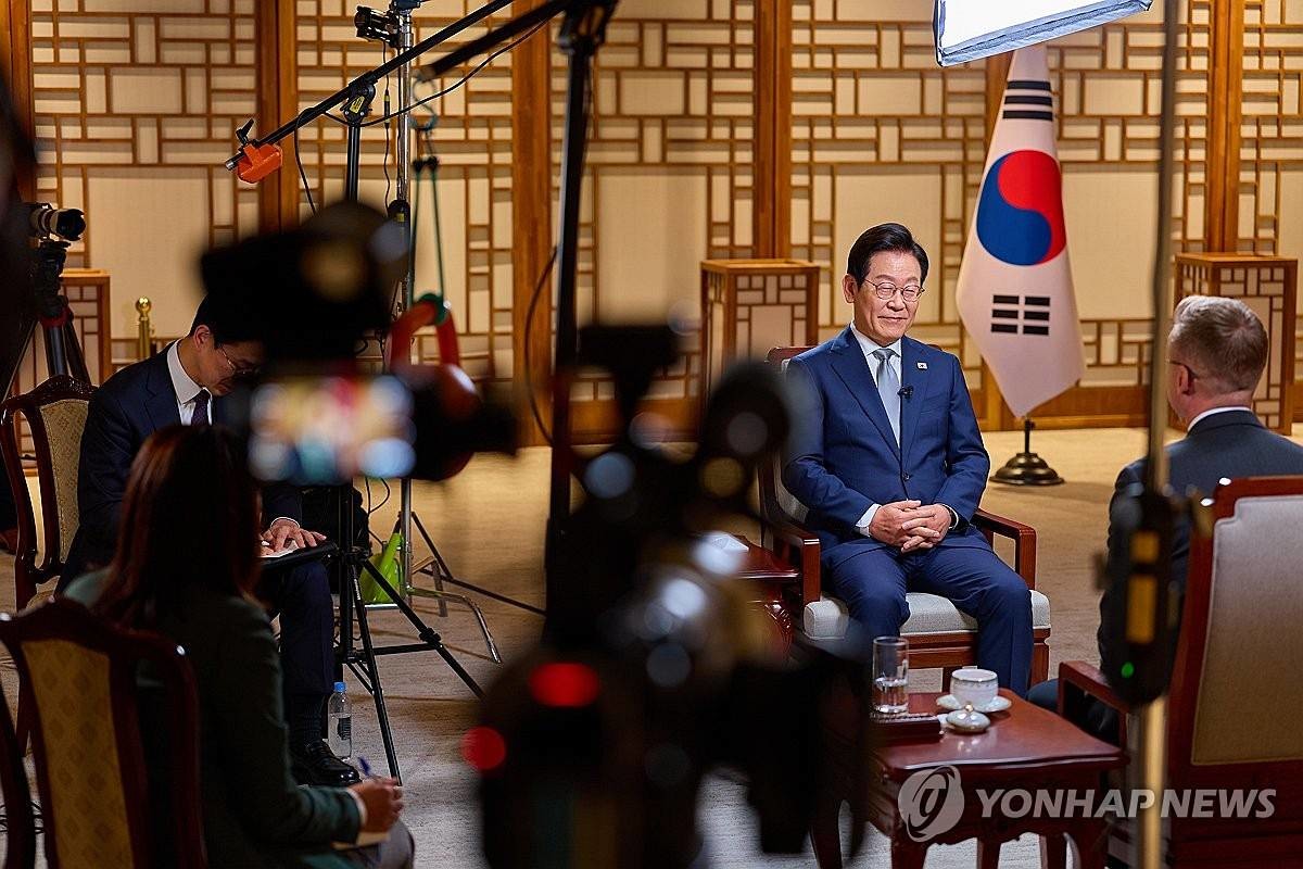 이재명 대통령이 지난 22일 용산 대통령실 자유홀에서 CNN과 인터뷰를 하고 있다 / 대통령실 제공