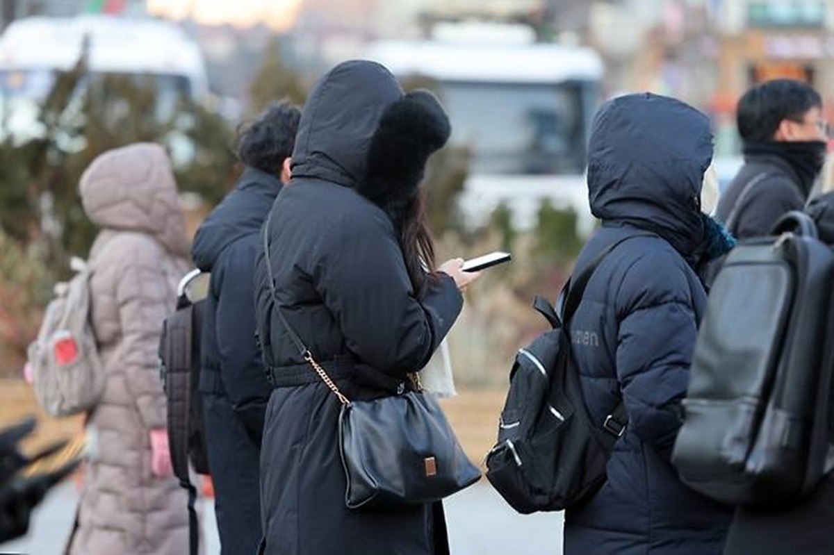 강추위에 패딩 입은 시민들 / 뉴스1