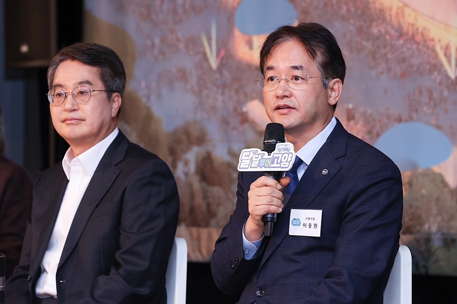 K-컬처밸리 민간공모 우선협상대상자 선정 발표 자리에서 발언 중인 이동환 고양특례시장(오른쪽)과 김동연 경기도지사(왼쪽)