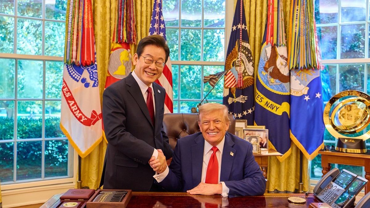 이재명 대통령이 지난 8월 미국 워싱턴 DC 백악관에서 열린 한미 정상회담을 마친 후 도널드 트럼프 미국 대통령과 악수하고 있는 모습 / 이재명 대통령 SNS