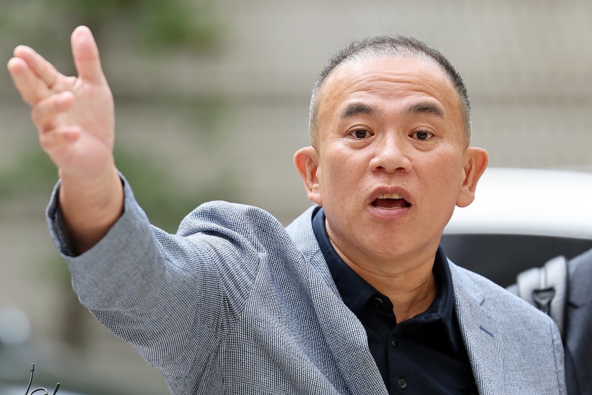 공천개입 의혹을 받는 정치 브로커 명태균 씨가 22일 서울 서초구 서울중앙지방법원에서 열린 김건희 여사의 주가 조작·통일교 뇌물·공천 개입 등 혐의 3차 공판에 증인으로 출석해 취재진 질문에 답하고 있다. 자료 사진 / 뉴스1