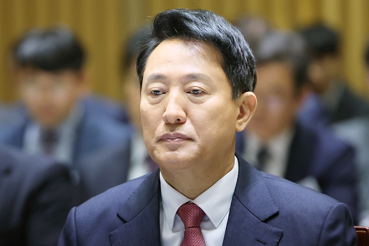 오세훈 서울시장이 23일 서울시청에서 열린 국회 행정안전위원회 서울시청 국정감사에서 생각에 잠겨있다. 자료 사진. 오 시장은 11월 8일 이른바 '여론조사비 대납 의혹'과 관련해 정치 브로커 명태균 씨와 특검에서 대질조사를 받는 것으로 전해졌다. / 뉴스1