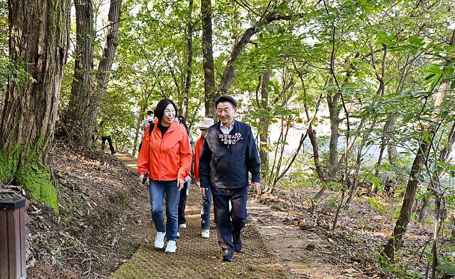 10월 22일 ‘2025년 통장 소통‧어울림 화합 한마당’ 행사에서 통장들이 장암숲 늘품길을 거닐고 있다