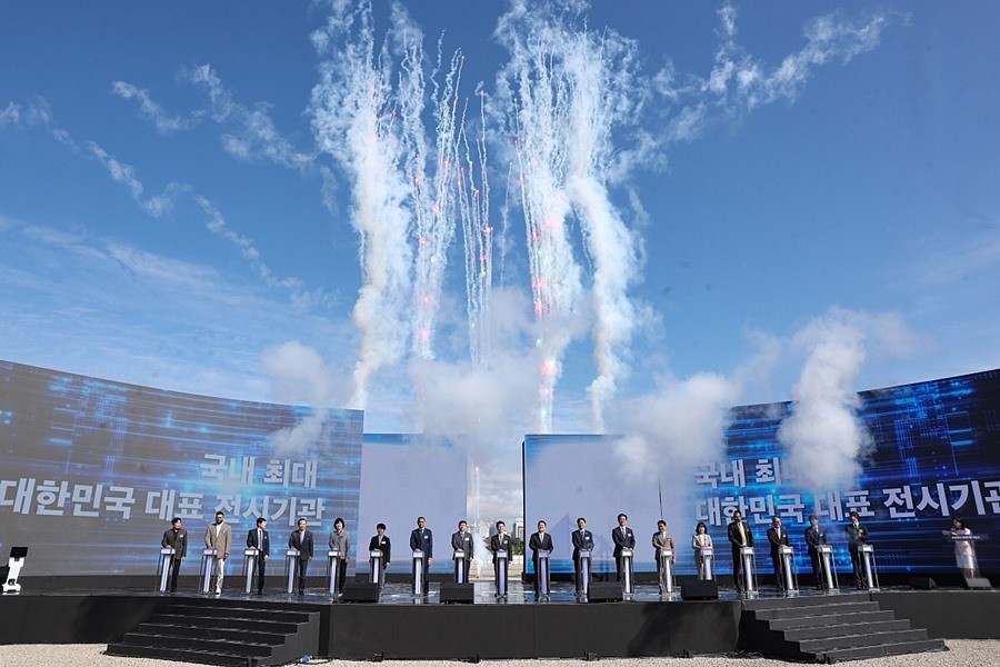 텍스 제3전시장 착공식에서 참석자들이 착공 버튼을 눌러 축포를 쏘아올리고 있다