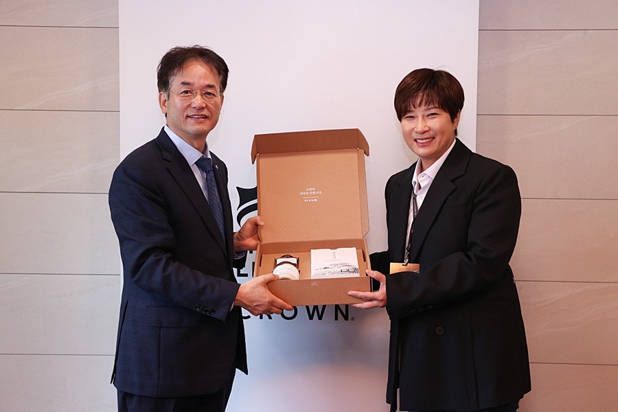 고양특례시 기념품을 전달하는 이동환 고양특례시장(왼쪽)과 박세리 엠버서더(오른쪽)