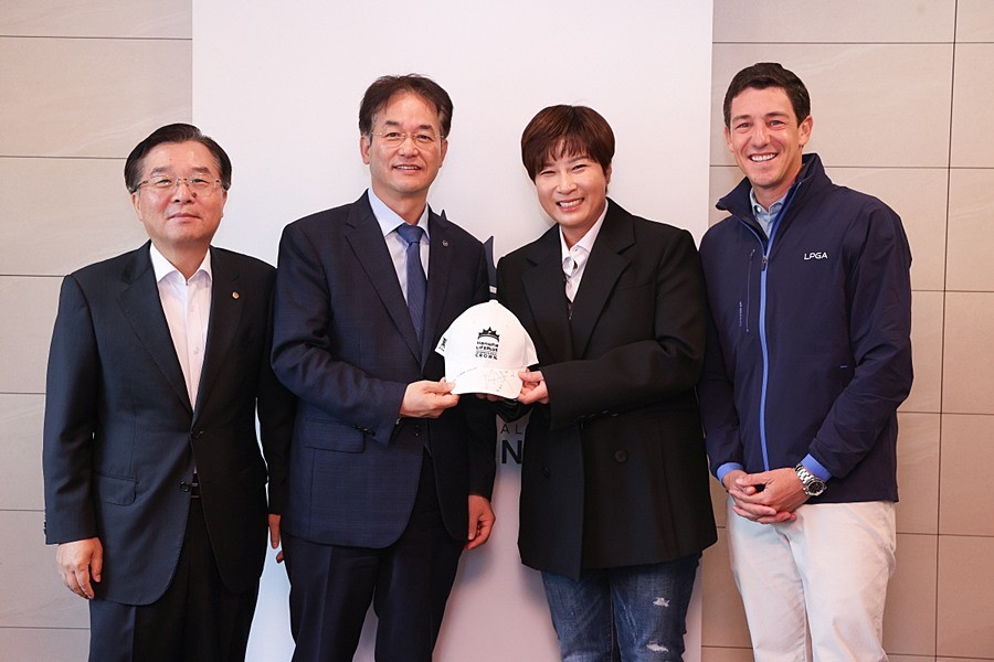 박세리 사인 모자를 들고 기념촬영 중인 이동환 고양특례시장