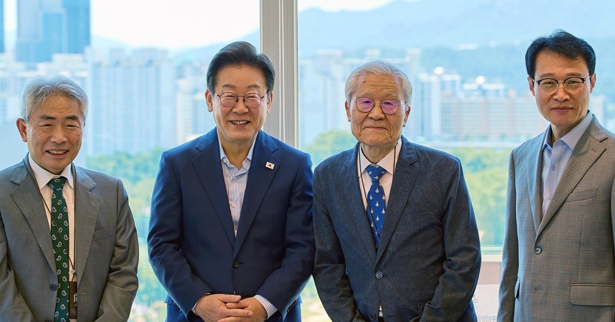 이재명 대통령이 7월 11일 서울 용산 대통령실 청사에서 열린 언론인 오찬 회동에서 참석자들과 기념 촬영을 하고 있다. 왼쪽부터 정규재 전 한국경제신문 주필, 이 대통령, 조갑제 조갑제닷컴 대표, 이규연 홍보소통수석. / 대통령실