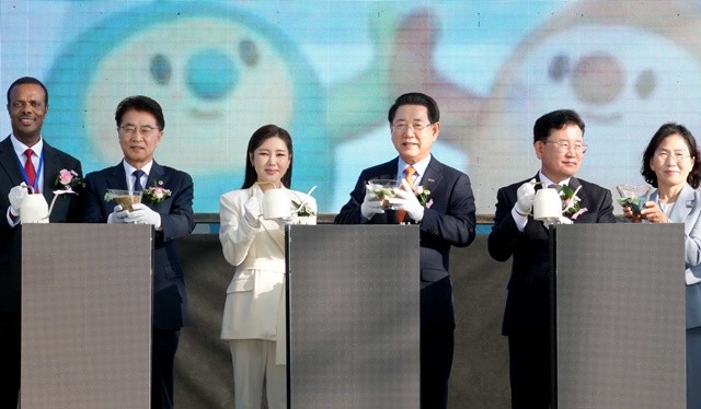 김영록 전라남도지사가 23일 오후 전남 농업기술원에서 열린 ‘2025 국제농업박람회 개막식’에 참석해 주요내빈들과 세레머니를 하고 있다.
