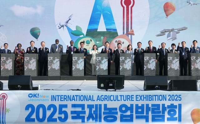 김영록 전라남도지사가 23일 오후 전남 농업기술원에서 열린 ‘2025 국제농업박람회 개막식’에 참석해 주요내빈들과 기념촬영을 하고 있다.