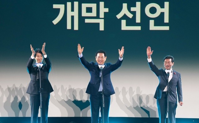 김영록 전라남도지사가 23일 광양시민광장에서 열린 ‘남도영화제 시즌2 광양 개막식’에 참석해 정인화 광양시장, 최수종 집행위원장과 개막선언을 하고 있다.