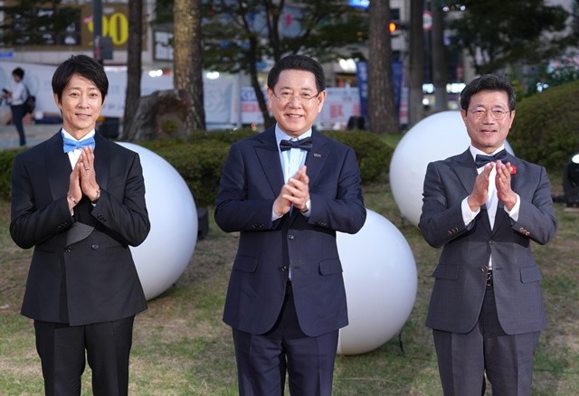 김영록 전라남도지사가 23일 광양시민광장에서 열린 ‘남도영화제 시즌2 광양 개막식’에 참석해 정인화 광양시장, 최수종 집행위원장과 기념촬영을 하고 있다.