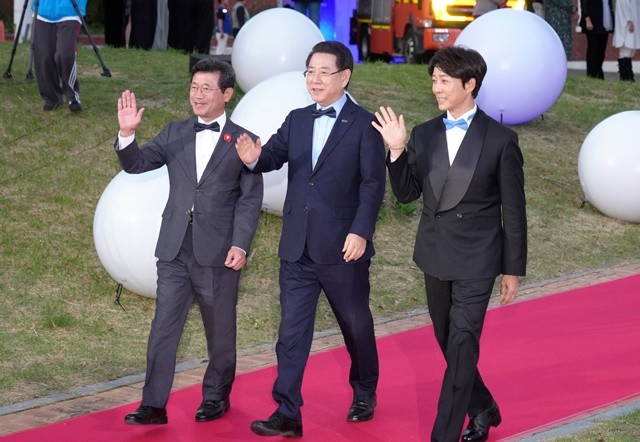 김영록 전라남도지사가 23일 광양시민광장에서 열린 ‘남도영화제 시즌2 광양 개막식’에 참석해 정인화 광양시장, 최수종 집행위원장과 레드카펫을 지나고 있다.