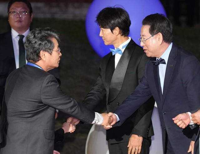 김영록 전라남도지사가 23일 광양시민광장에서 열린 ‘남도영화제 시즌2 광양 개막식’에 참석해 정인화 광양시장, 최수종 집행위원장과 배우들을 맞이하고 있다.
