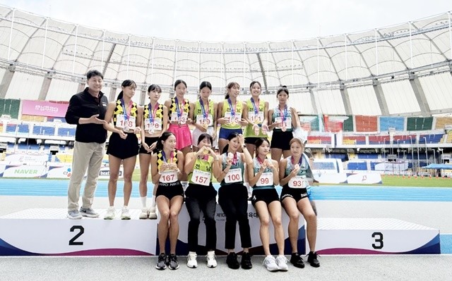 1600m 여자고등부 계주 금메달 수상 후 학생선수들이 기념사진 촬영을 하고 있다.