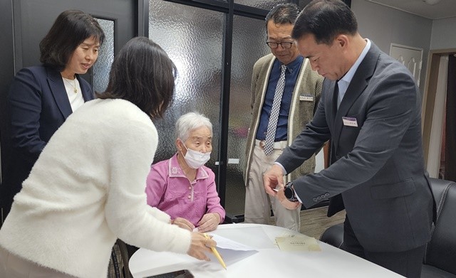 최인환 동복면장이 지난 22일 요양시설 및 장기요양 대상자를 직접 방문해 2차 민생회복 소비쿠폰 및 화순군 민생안정지원금 신청을 접수·지급하고 있다.