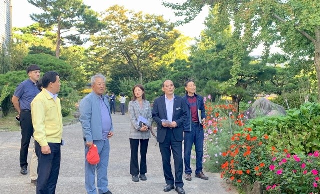 양국진 고흥군 부군수(앞 오른쪽 첫번째)가 죽암농장을 둘러보고 있다.