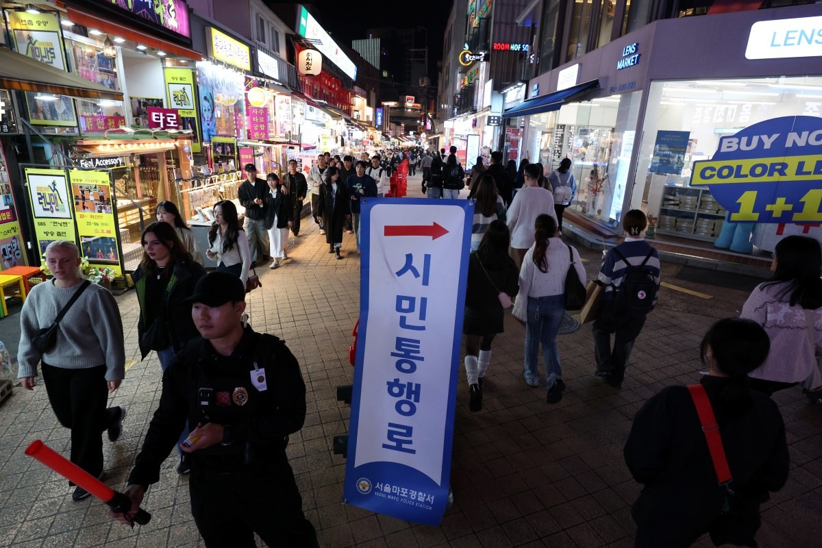 지난해 핼러윈 데이를 앞두고 서울 마포구 홍대 거리에서 경찰들이 인파 관리를 하고 있다. / 뉴스1