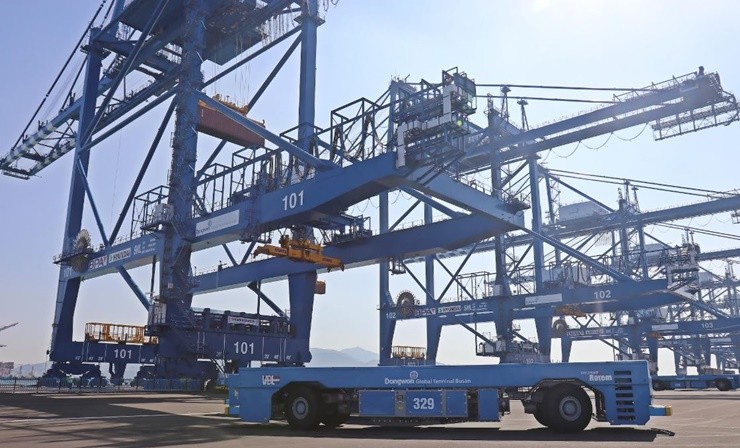 부산항만공사는 부산항 신항 서컨테이너부두 2-6단계 현장에 투입될 자동화 하역 장비인 국산 컨테이너 크레인의 운송을 시작했다. / 사진제공=부산항만공사