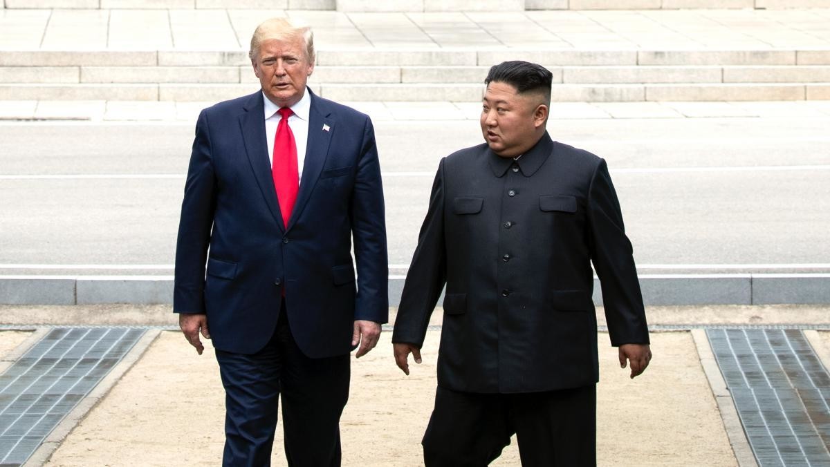 2019년 도널드 트럼프 미국 대통령과 북한 김정은 국무위원장이 판문점 군사분계선에서 만나 함께 북측으로 넘어갔다가 남측으로 돌아오고 있다. / 연합뉴스