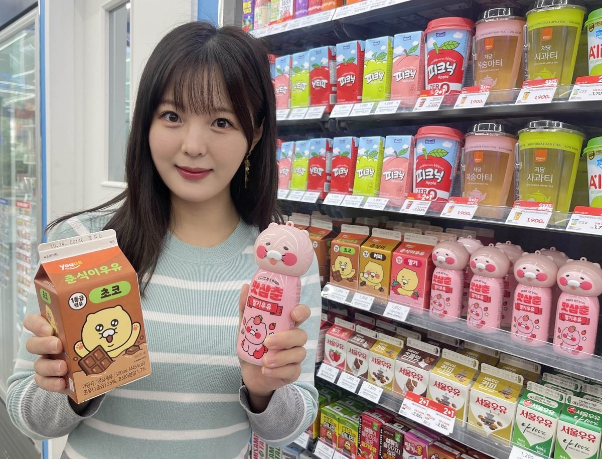 편의점 GS25에서 판매하는 '춘식이우유' 모습. GS리테일이 운영하는 편의점 GS25는 '춘식이우유'가 리뉴얼(새단장) 이후 매출이 무려 24% 늘었다고 24일 밝혔다. GS25에 따르면 '춘식이우유'는 카카오프렌즈의 인기 캐릭터 '춘식이'를 활용한 협업 상품이다. 2022년 첫 출시 이후 3년간 월평균 100만 개 이상 판매되며 GS25의 편의점 우유 카테고리 내 매출 1위를 지켜온 인기 상품이다. '춘식이우유'는 지난달 패키지 디자인 리뉴얼(새단장)을 통해 브랜드 이미지를 강화했고 그 결과 10월 1∼23일 매출이 지난해 같은 기간보다 무려 24% 증가한 것으로 집계됐다고 GS25는 설명했다. / GS리테일 제공