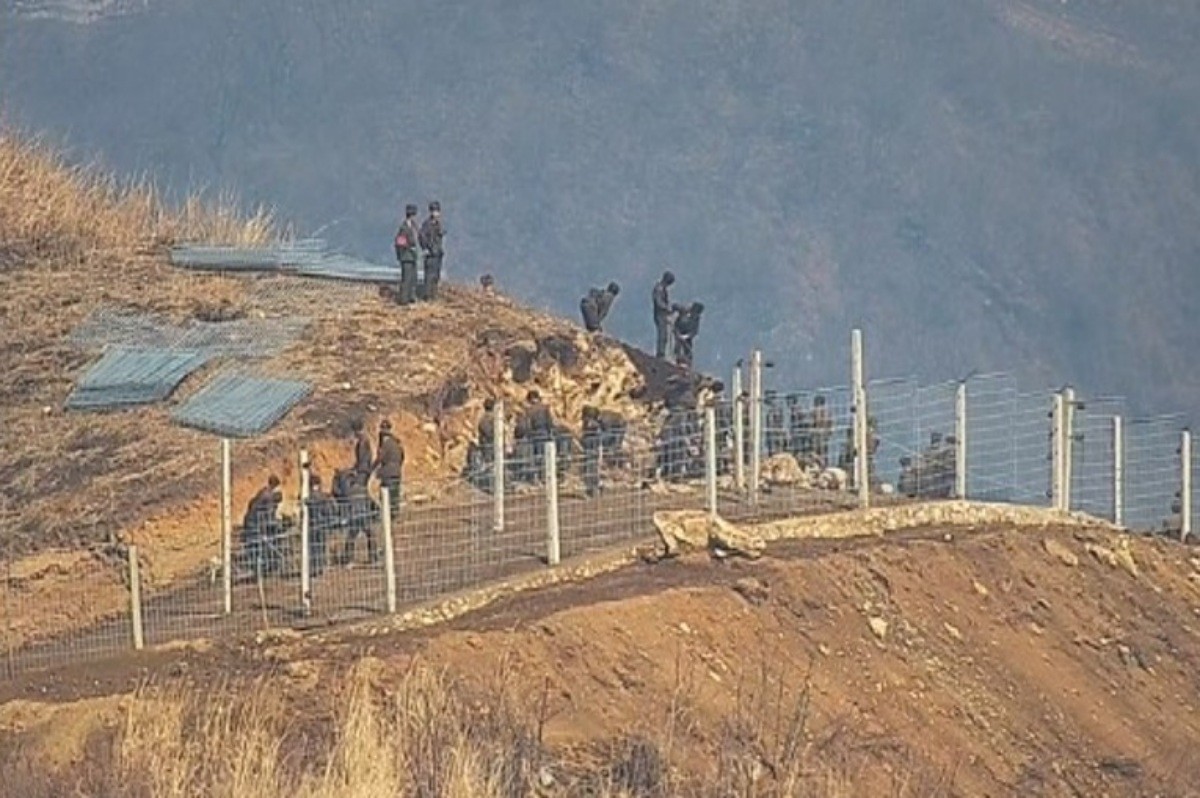 북한군이 동부전선 굴토 및 채석작업을 하는 모습. 기사의 이해를 돕기 위한 사진 / 합참 제공, 뉴스1