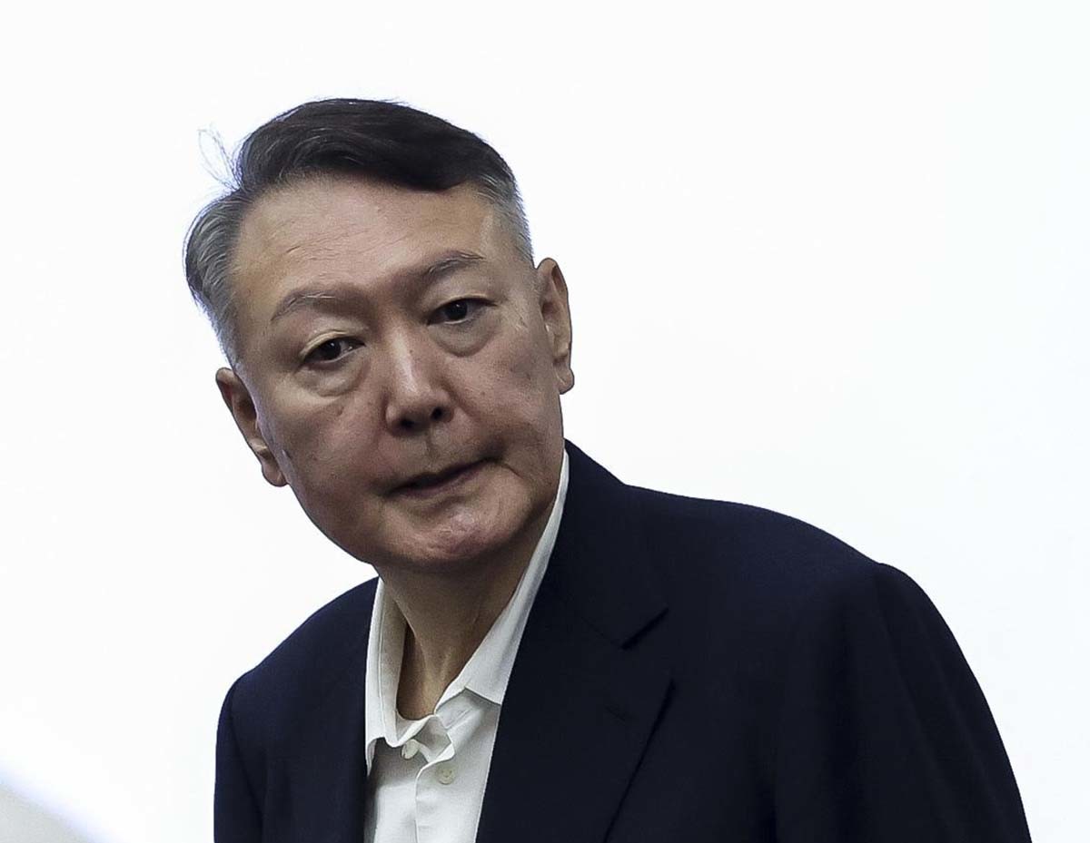 윤석열 전 대통령이 26일 서울 서초구 서울중앙지방법원에서 열린 '특수공무 집행 방해, 직권남용 권리행사 방해 혐의' 첫 재판에 출석하고 있다. / 뉴스1