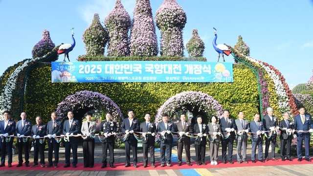 이상익 함평군수와 이남오 군의회 의장을 비롯해 참석자들이 개장 테이프 자르고 하고 있다. / 이하/노해섭 기자