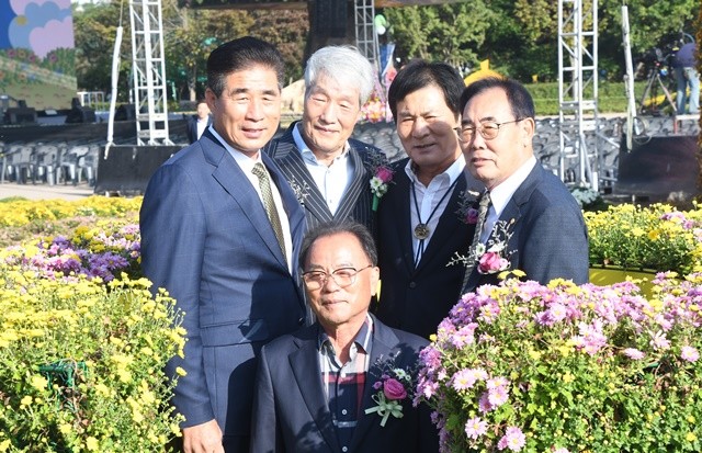 이상익 함평군수가 축제장을 관람하면서 기념촬영을 하고 있다.