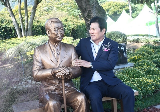 이상익 함평군수가 김대중 대통령동상 앞에서 기념촬영을 하고 있다.