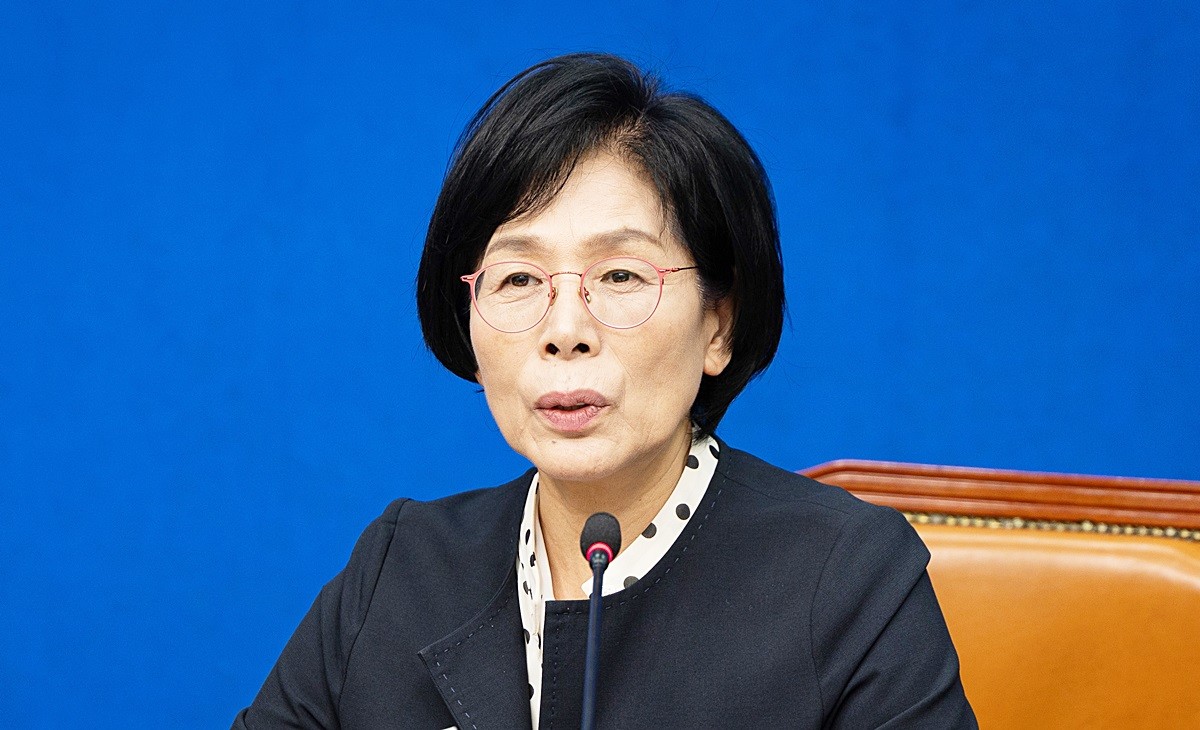 최민희 국회 과학기술정보방송통신위원회(과방위) 위원장(더불어민주당 의원). 국민의힘 미디어특별위원회가 국회 과학기술정보방송통신위원회(과방위) 국정감사 도중 MBC 보도본부장을 퇴장 조치한 최민희 과방위원장을 방송법 위반과 직권남용 혐의로 경찰에 고발했다. 국민의힘 측은 '자신에게 불리한 기사를 썼다고 퇴장을 요구하는 것은 안하무인, 오만불손한 태도'라며 '권력에 도취한 모습'이라고 비판했다. / 뉴스1