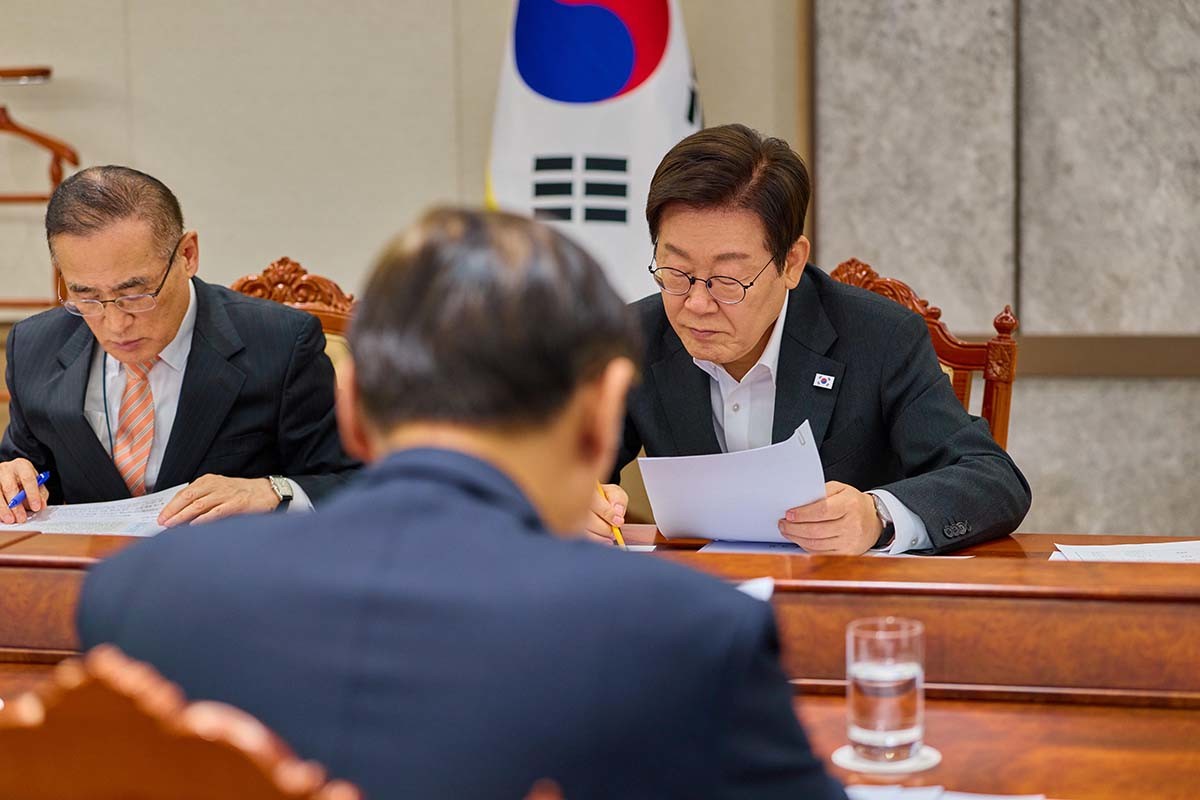 이재명 대통령이 지난 23일 서울 용산 대통령실 청사에서 열린 초국가범죄 대응 관계장관 회의에서 자료를 살펴보고 있다. / 대통령실 제공