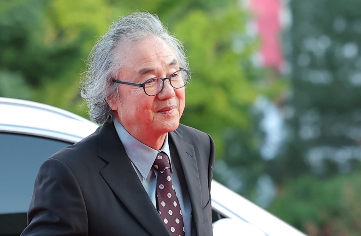 배우 정동환이 지난 23일 오후 서울 중구 국립극장 해오름극장에서 열린 '2025 대한민국 대중문화예술상 시상식' 레드카펫에 참석하고 있는 모습. / 뉴스1