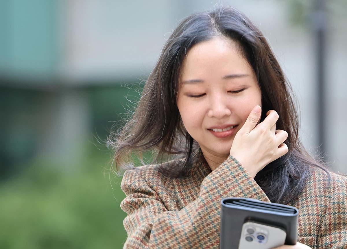 민희진 전 어도어 대표가 9월 11일 오후 서울 서초구 서울중앙지방법원에서 열린 하이브와의 풋옵션 행사 관련 주식매매대금 청구 소송 2차 변론기일에 출석하고 있다. / 뉴스1