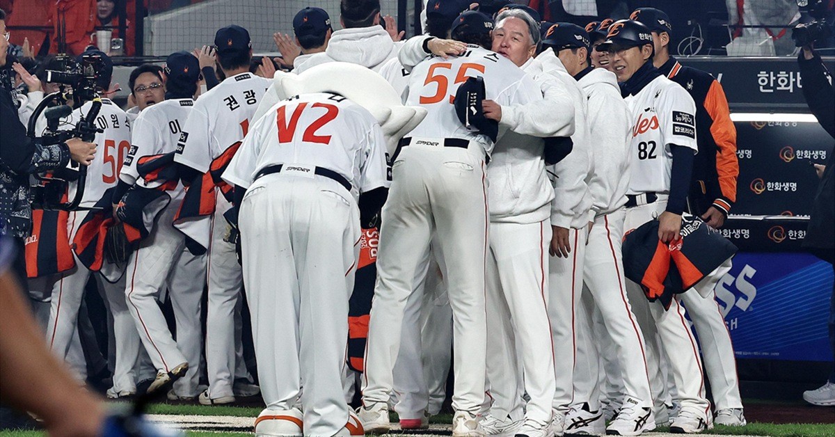 24일 오후 대전 한화생명볼파크에서 열린 프로야구 2025 신한 SOL뱅크 KBO 플레이오프 5차전 삼성 라이온즈와 한화 이글스의 경기, 삼성에 11대 2 승리를 거둔 한화 김경문 감독이 선수들과 한국시리즈 진출의 기쁨을 나누고 있다. / 뉴스1