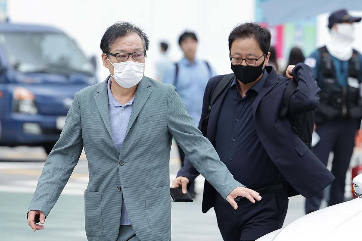 김건희 여사와 친분을 이용해 각종 청탁을 받은 의혹이 제기된 건진법사 전성배 씨가 8월 21일 서울 종로구에 마련된 민중기 특별검사팀(김건희 특검팀) 사무실로 향하고 있다. / 뉴스1