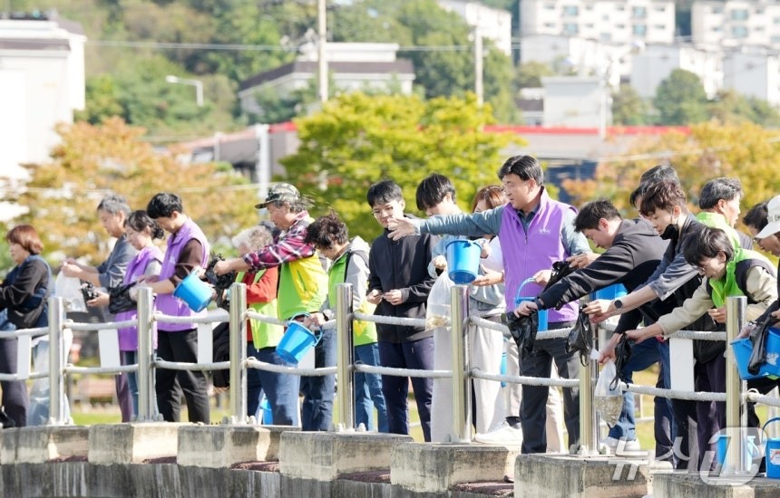 경기 광주시가 24일 청석공원에서 다슬기 치패 및 물고기 치어 방류행사를 진행했다.     경기 광주시는 매년 다슬기 치패와 물고기 치어를 지속적으로 방류하고 하천 내 퇴적 유기물과 이끼를 제거하는 등 수질 정화와 생태 환경 개선을 위해 노력하고 있다.     / 경기 광주시 제공-뉴스1