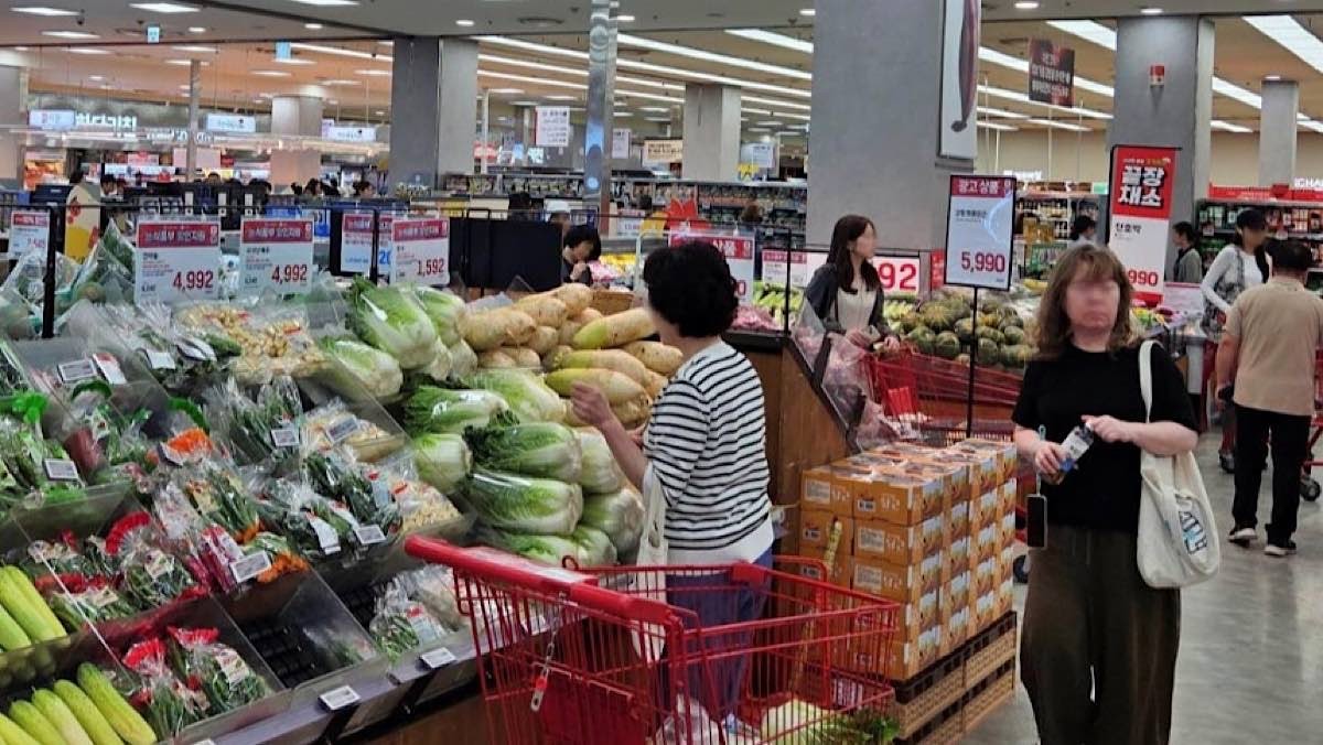 서울의 한 대형마트에서 장을 보는 시민들 / 연합뉴스