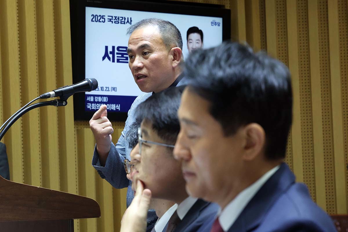 '정치 브로커' 명태균씨가 23일 오후 서울 중구 서울시청에서 열린 국회 행정안전위원회 서울시청 국정감사에서 의원질의에 답하고 있다. / 뉴스1