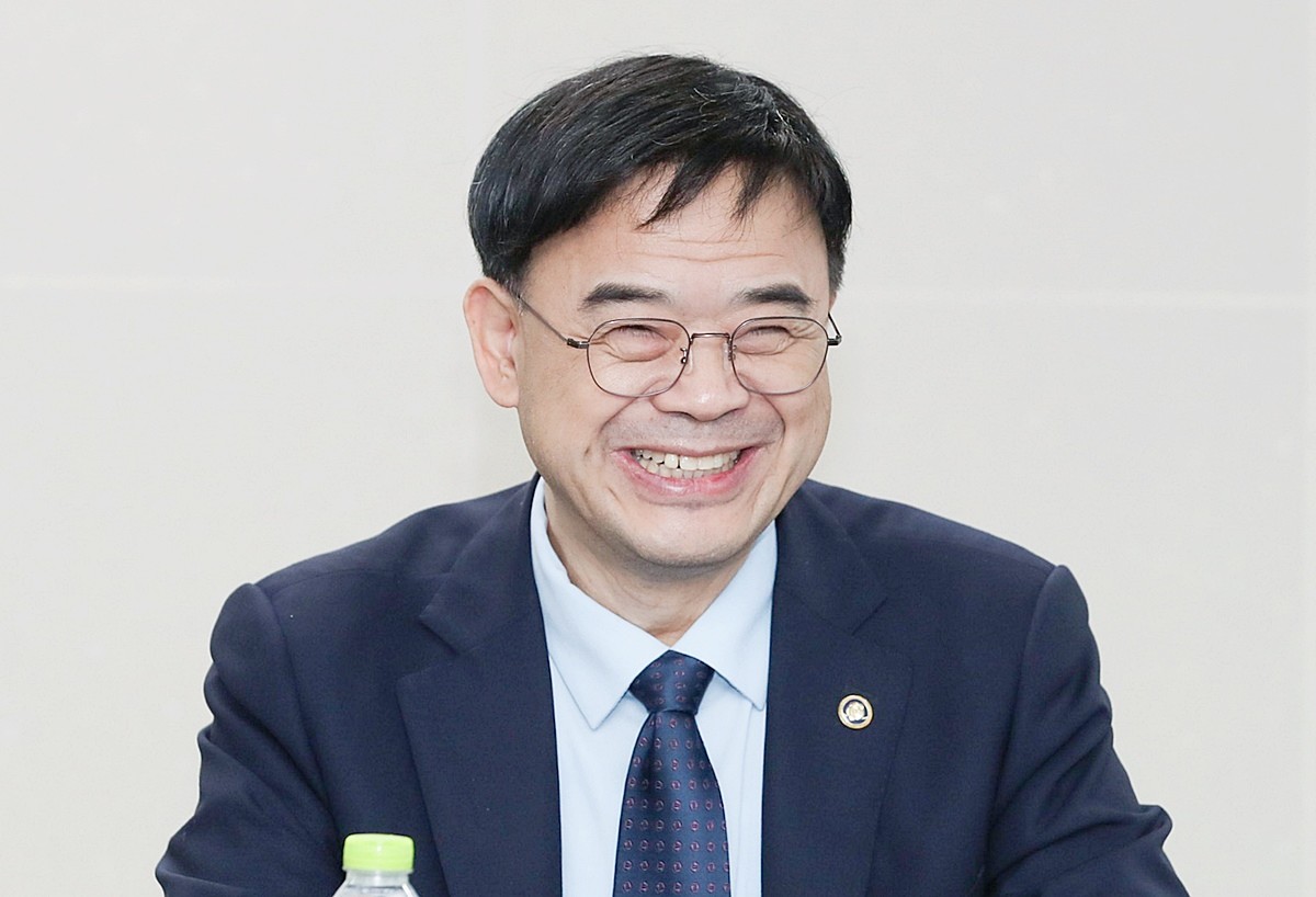 이상경 국토교통부 1차관이 지난 16일 서울 동대문구 답십리동 신축매입임대 현장에 방문해 간담회를 주재하고 있다. 자료 사진. 이재명 대통령이 갭투자를 통해 고가 아파트를 구입했다는 논란을 일으킨 이상경 국토교통부 1차관의 사표를 수리했다. 이 전 차관이 사의를 표명한 지 하루 만이다. / 국토교통부 제공-뉴스1