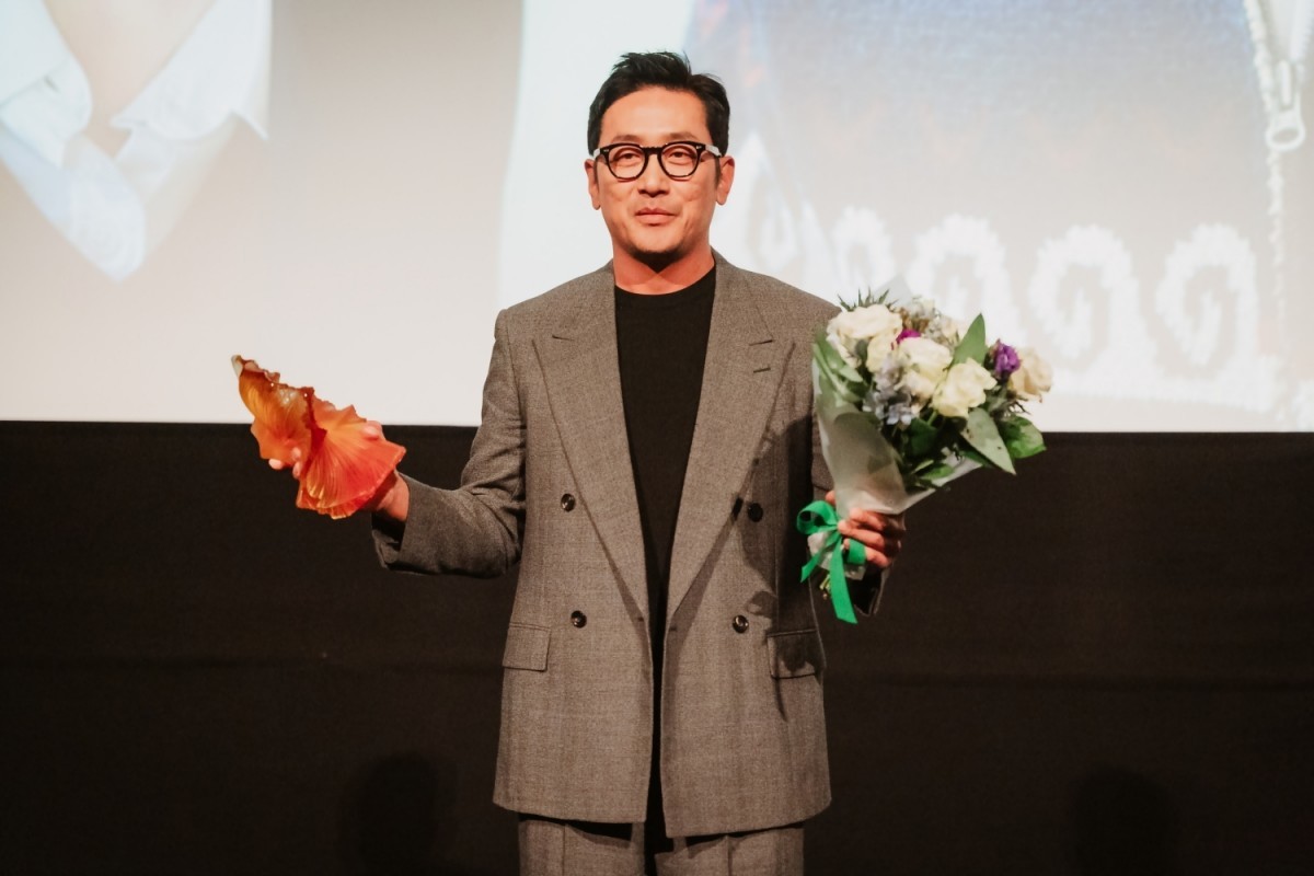 상 받은 배우 하정우. / 워크하이스컴퍼니 제공-뉴스1