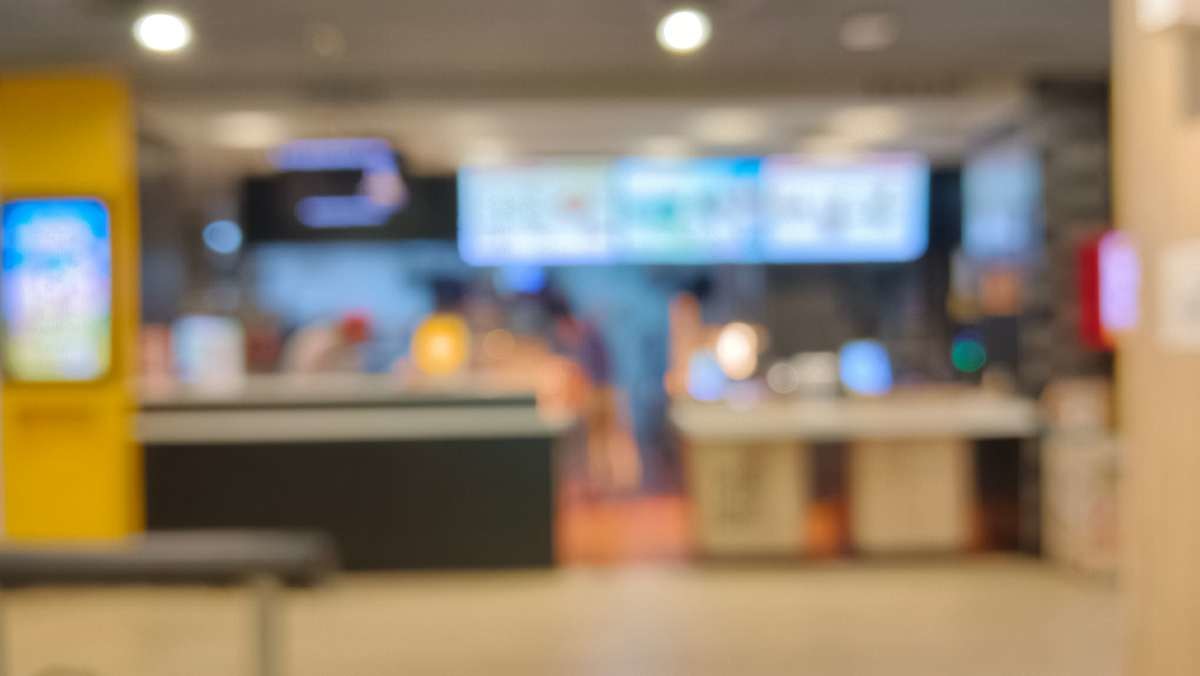 맥도날드 매장의 흐릿한 사진. / grenlean-shutterstock.com