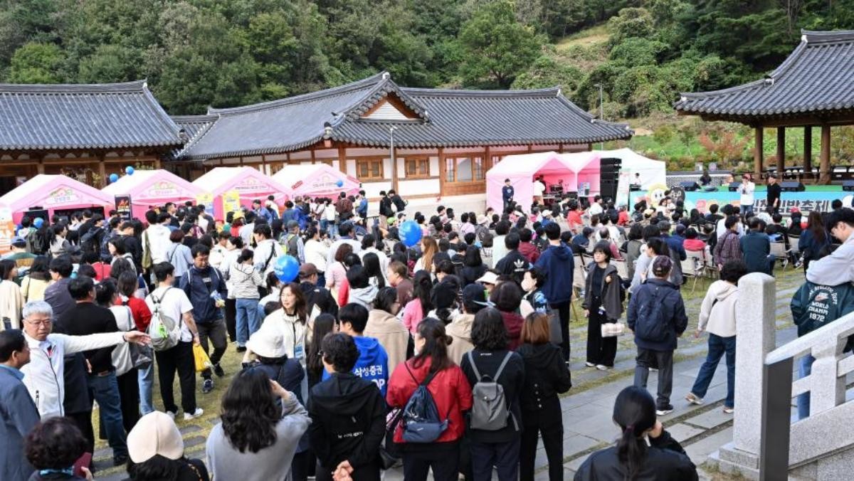 25일 김천 사명대사공원과 직지문화공원 등에서 개막한 김천김밥축제에 인파가 몰려 인산인해를 이루고 있다. / 뉴스1