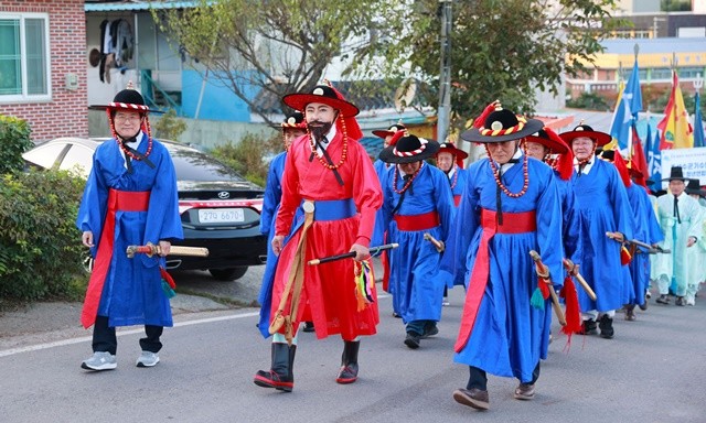 이순신 장군 복을 입고‘장군님 오신다’ 시가지 퍼레이드를 하고 있다_(삼도수군통제사 이순신역_김철우 보성군수)